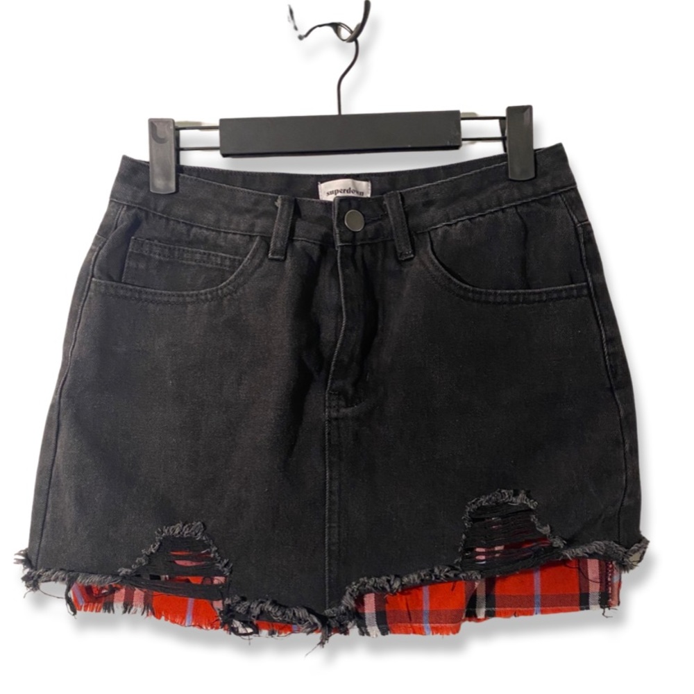 SUPERDOWN - VINTAGE DISTRESSES BLACK WASH DENIM MINI SKIRT WITH RED PLAID DETAIL